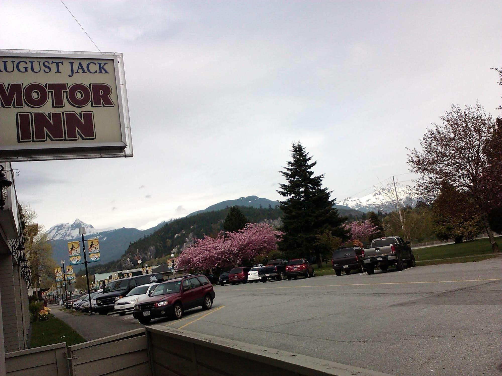 August Jack Motor Inn Squamish Exterior photo