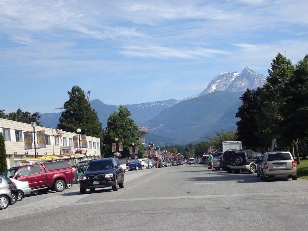 August Jack Motor Inn Squamish Exterior photo