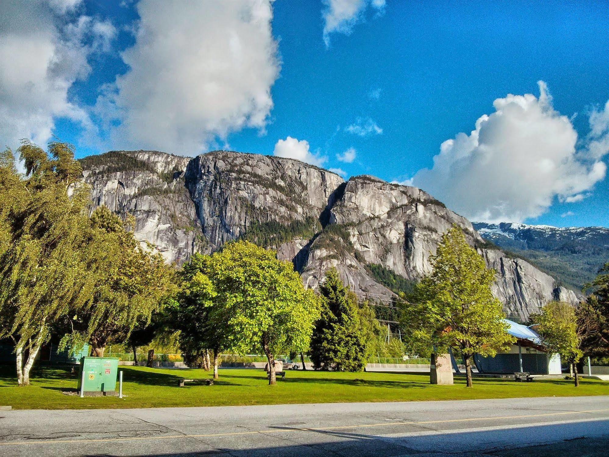 August Jack Motor Inn Squamish Exterior photo